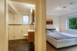 Chuveiro, secador de cabelo, toalhas de banho 