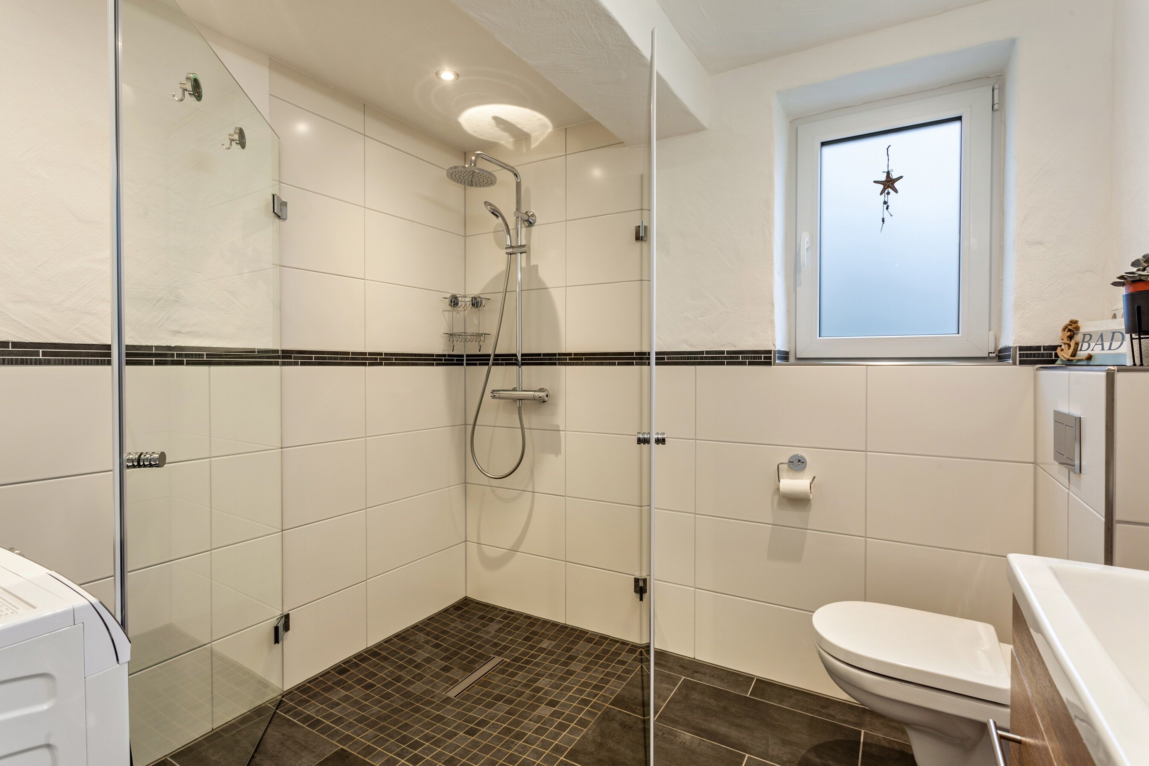 Een douche, een haardroger, handdoeken