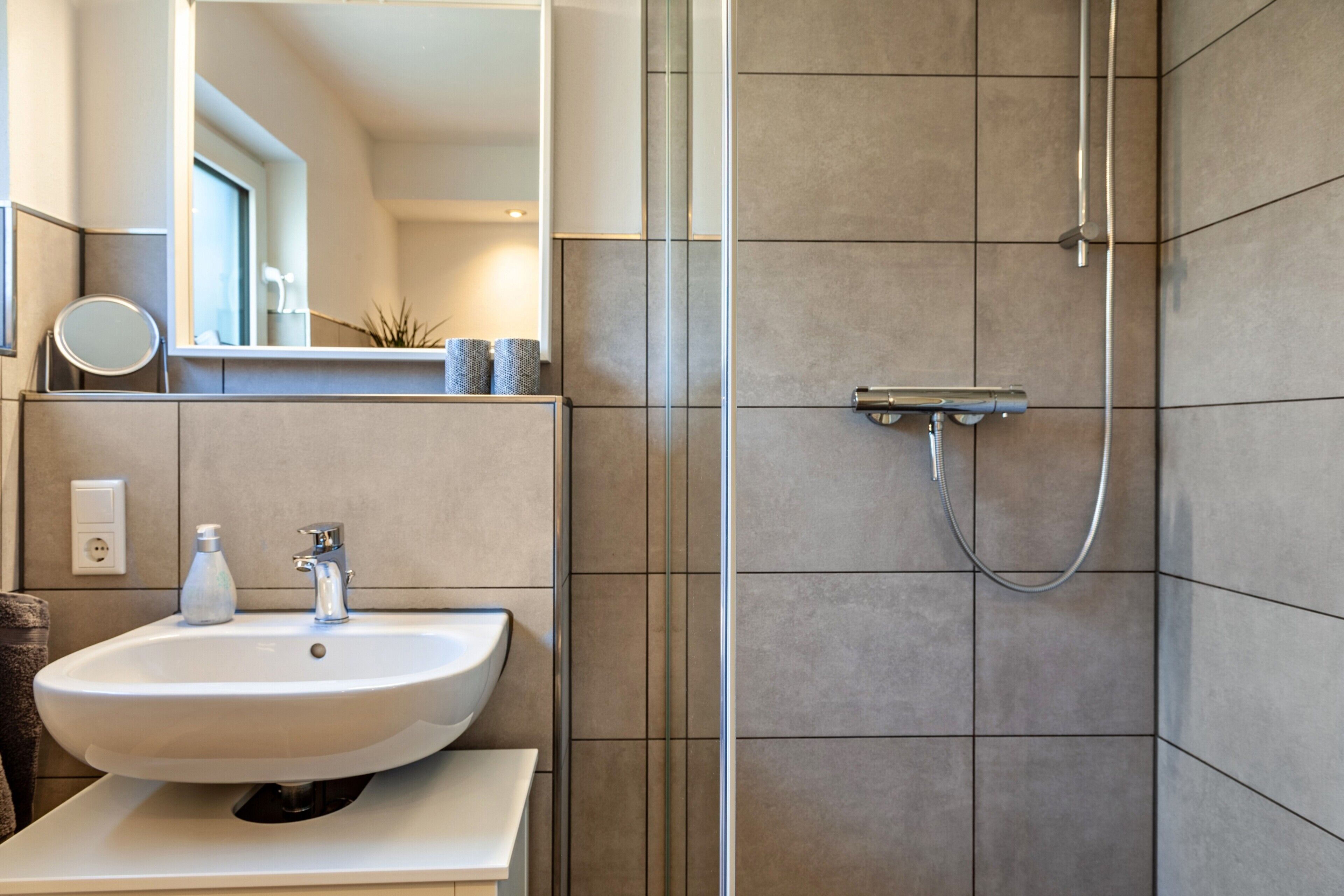 Douche, sèche-cheveux, serviettes fournies