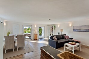 Fernseher, Kamin, Stereoanlage