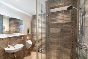 Dusj, hårføner og håndklær