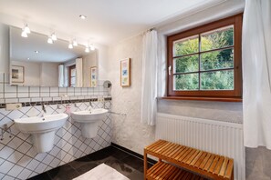 Shower, hair dryer, towels - Apartment 'Familienwohnung Simba' with Mountain View, Shared Garden and Wi-Fi (Forbach)