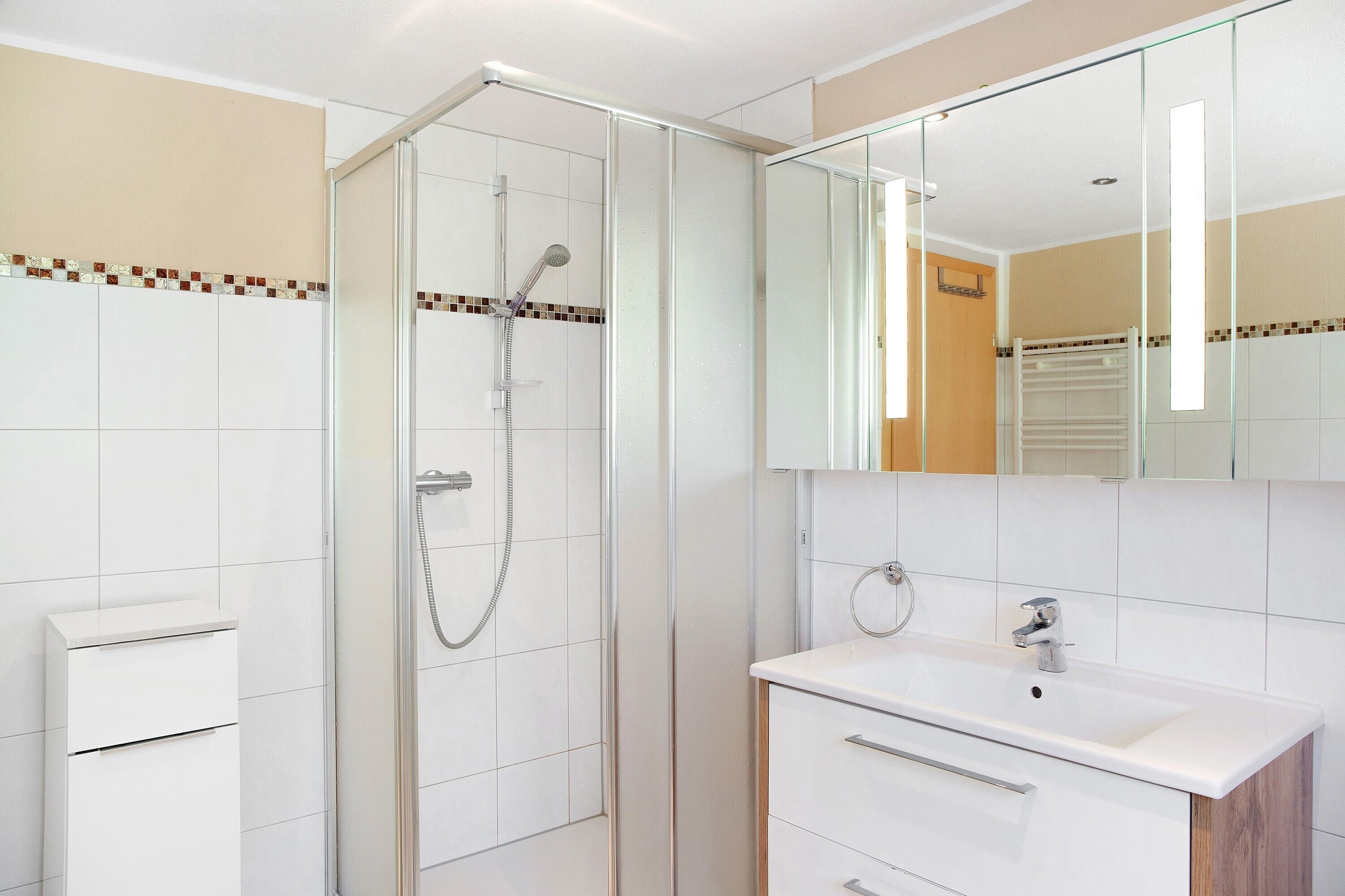 Badewanne, kostenlose Toilettenartikel, Haartrockner, Handtücher