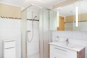 Kylpyamme, ilmaiset hygieniatuotteet, hiustenkuivaaja, pyyhkeet