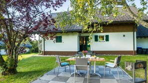 Outdoor dining - Apartment 'Schluchseeoase' with Mountain View, Private Terrace and Wi-Fi (Schluchsee)