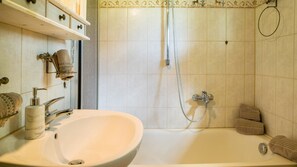 Badewanne, Haartrockner, Handtücher