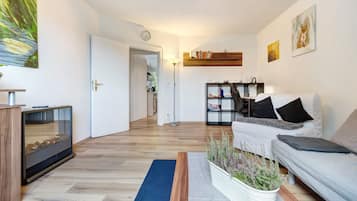 Fernseher, Tischtennisplatte, Stereoanlage