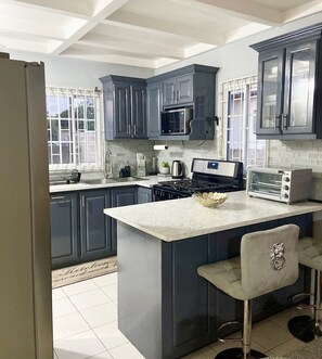 Kjøleskap, mikrobølgeovn, ovn og kokeplater