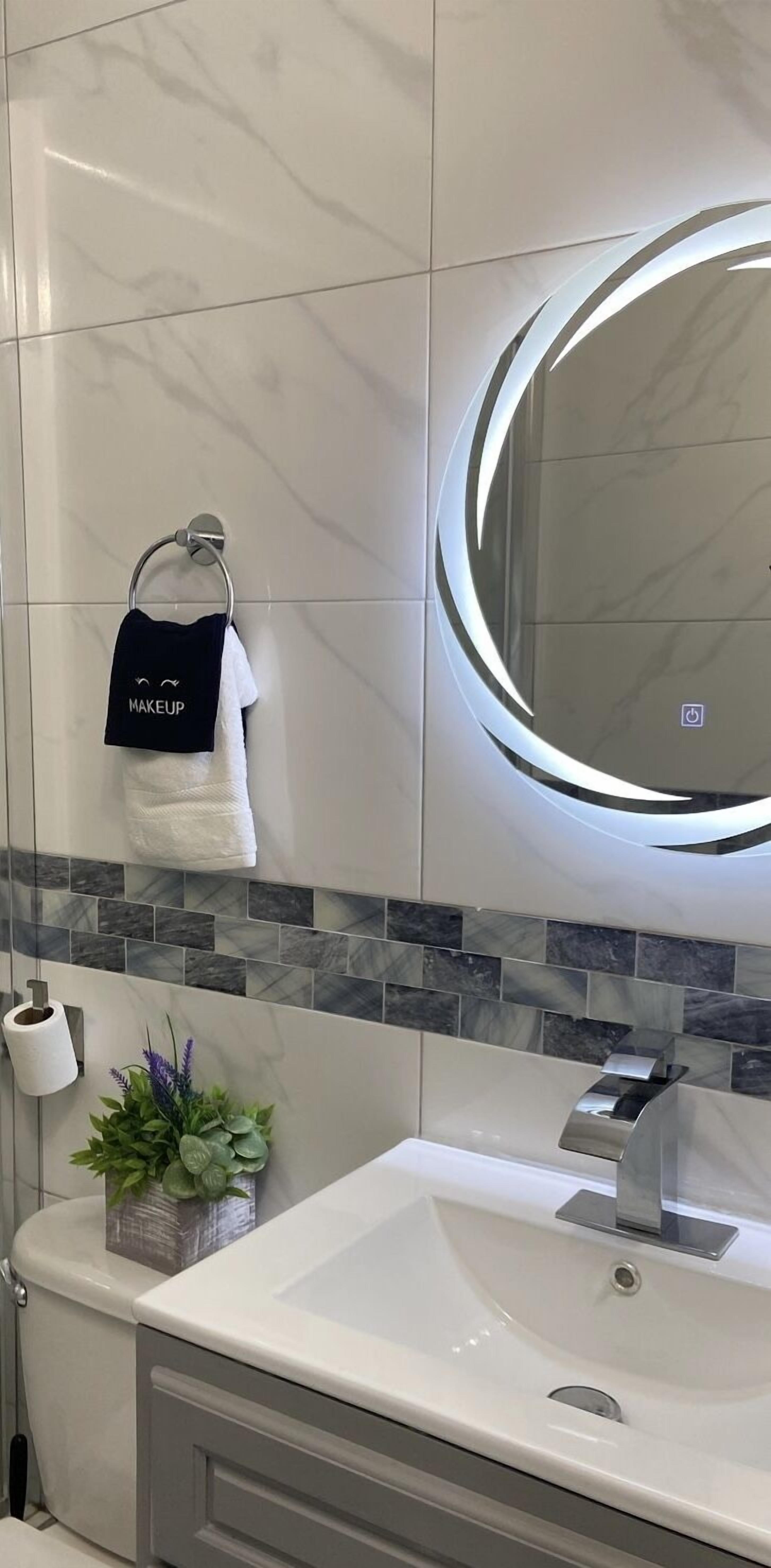 Regadera, secadora de cabello, toallas, jabón 