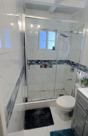 Dusj, hårføner, håndklær og såpe