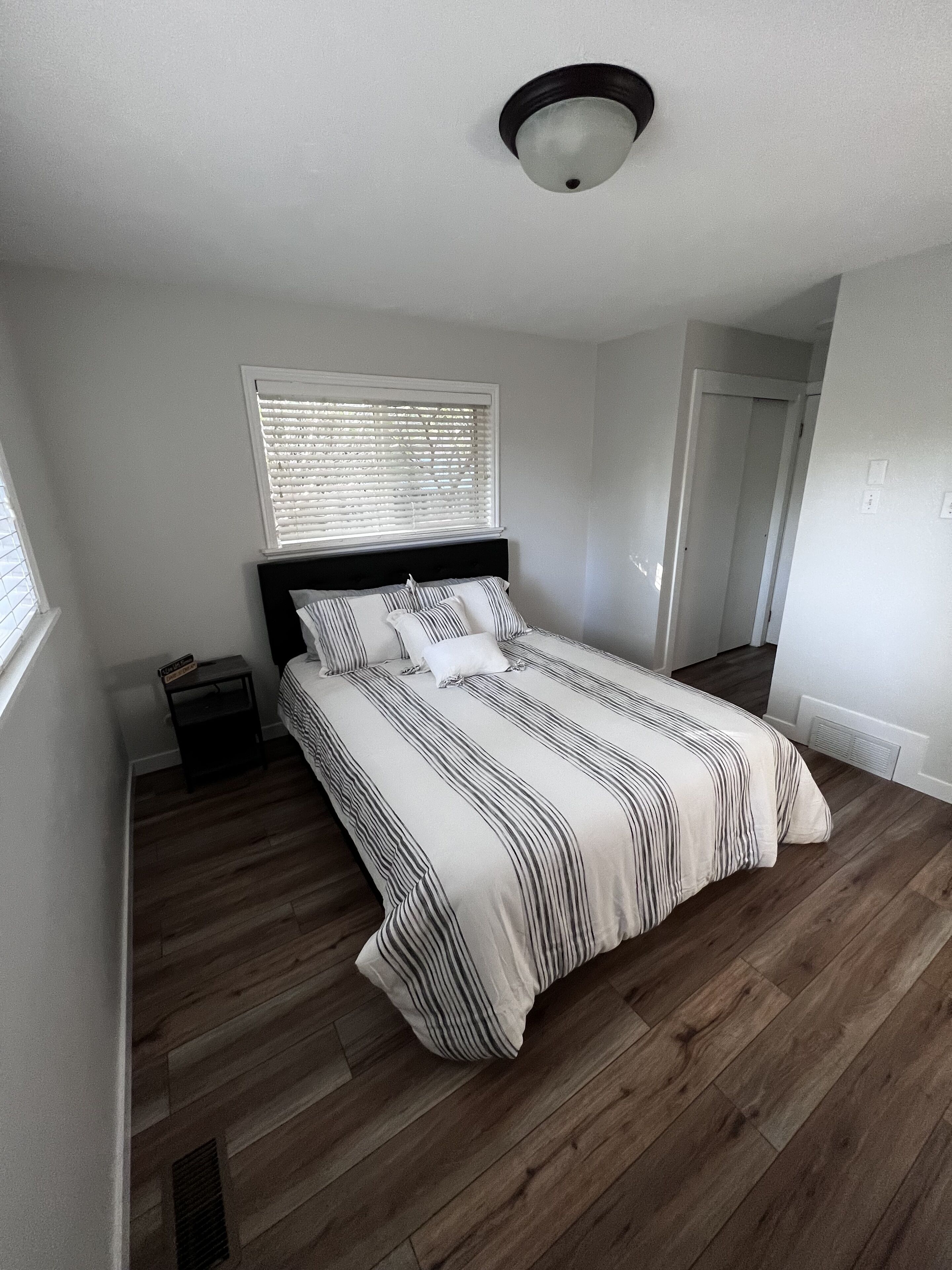 4 quartos, ferros/tábuas de passar roupa, berço de viagem