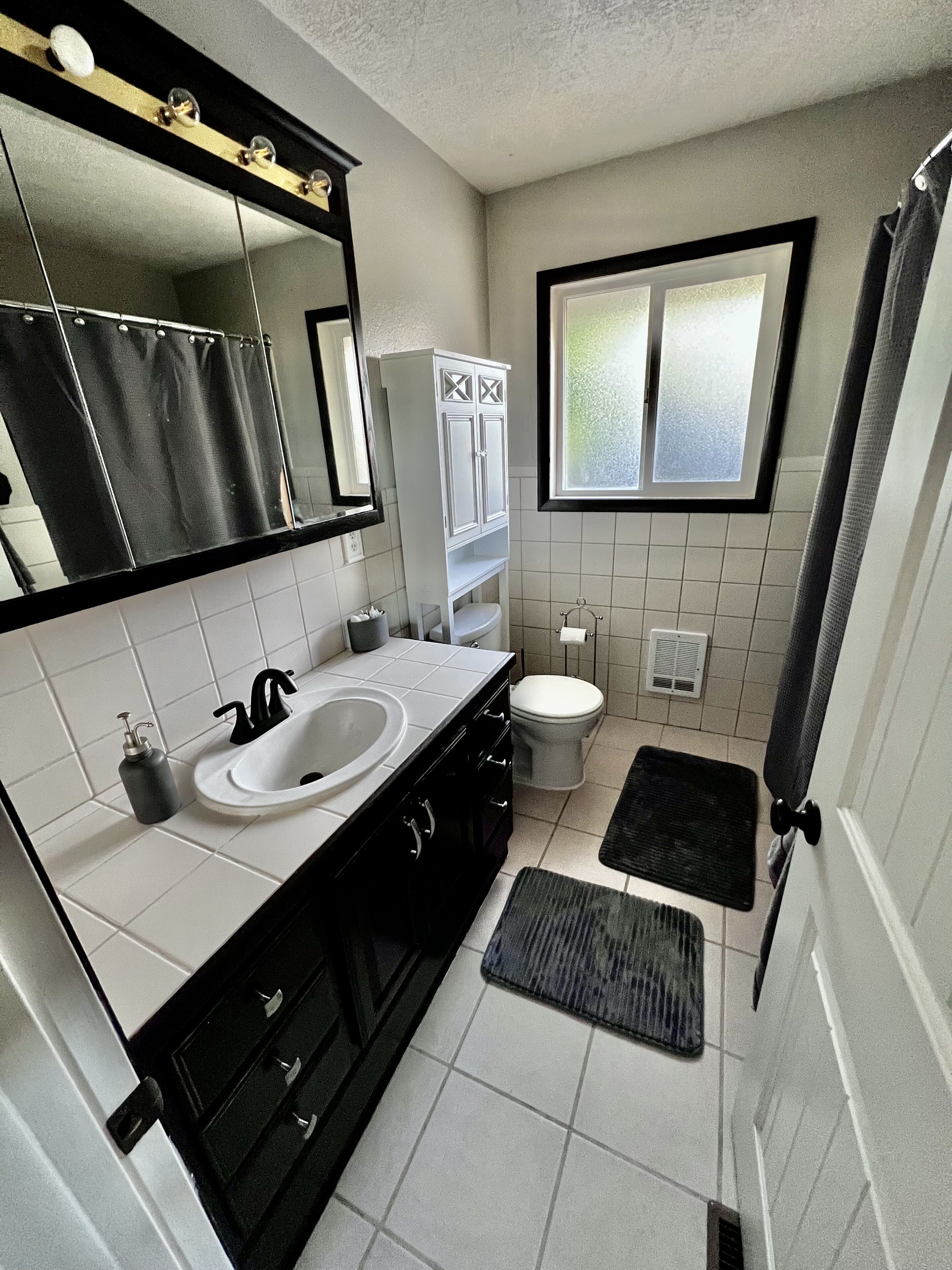 Chuveiro, secador de cabelo, toalhas de banho, sabonete