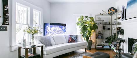 Een smart-tv en een open haard