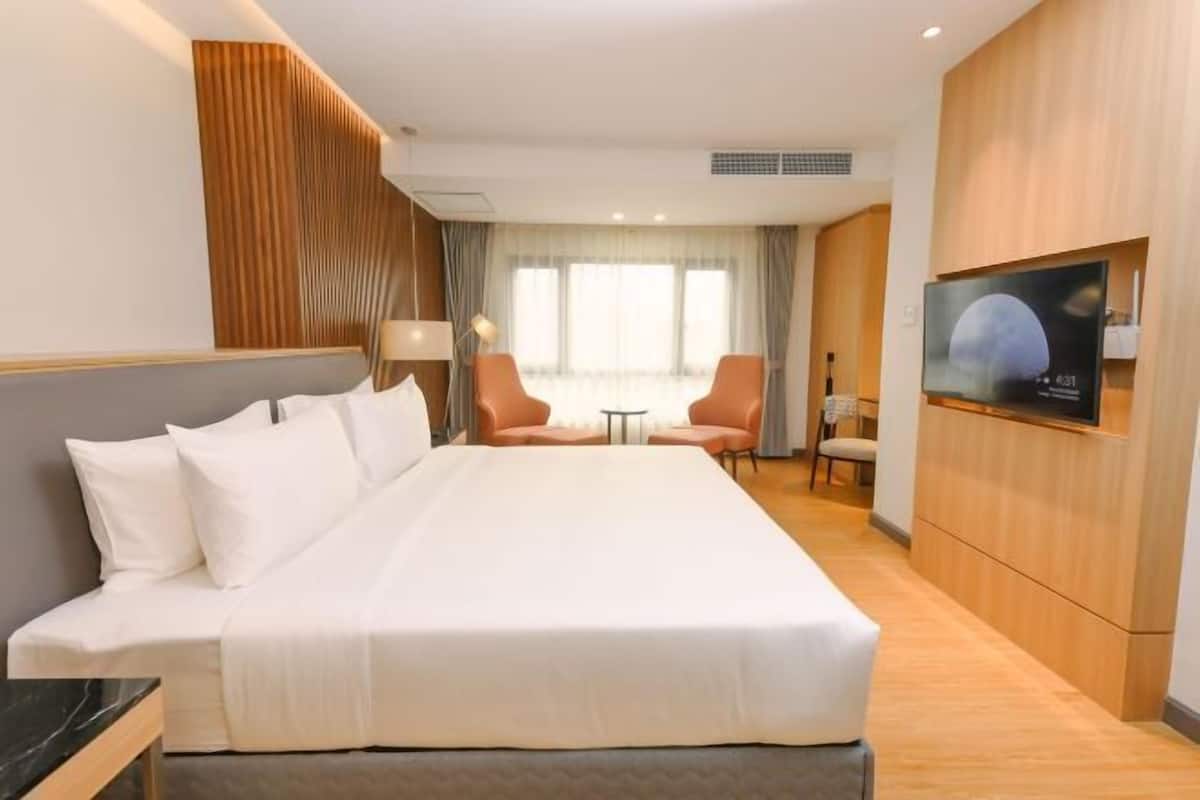 1 bedroom, premium bedding, minibar, in-room safe