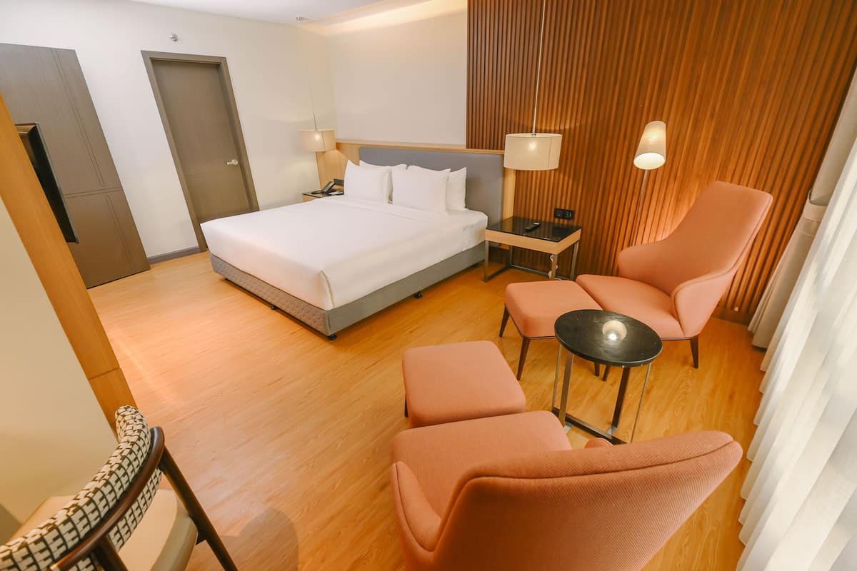 One Bedroom Suite | 高級寢具、迷你吧、客房內保險箱、書桌