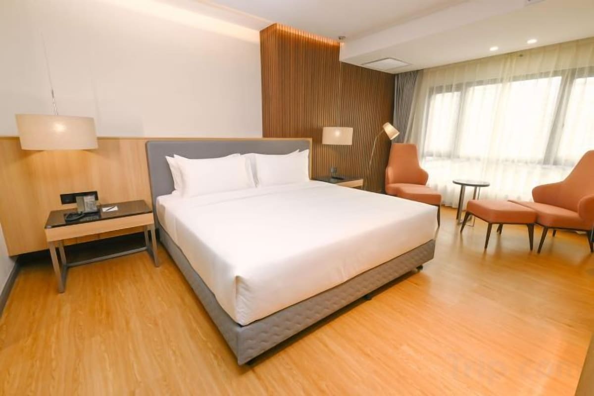 Premium bedding, minibar, in-room safe, desk