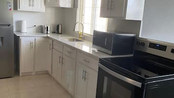 Microondas, horno, placa de cocina, utensilios de cocina