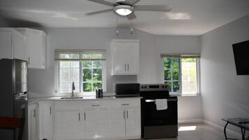 Microondas, horno, parrilla de estufa y utensilios de cocina