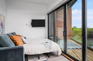 1 غرفة نوم ومكتب ومكواة/لوح كي وسرير سفر