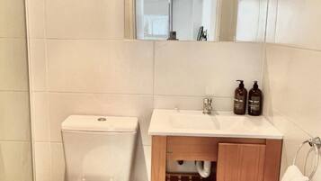 Apartemen Comfort | Kamar mandi | Perlengkapan mandi gratis, handuk, sabun, dan sampo