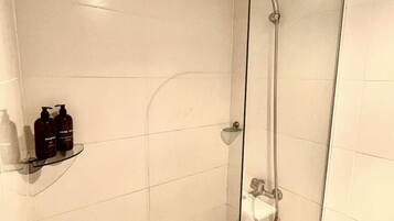 Apartemen | Kamar mandi | Perlengkapan mandi gratis, handuk, sabun, dan sampo