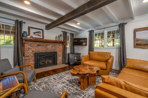 Smart TV, fireplace, DVD player, books - Riverside Lodge, sleeps 10. (Blowing Rock)