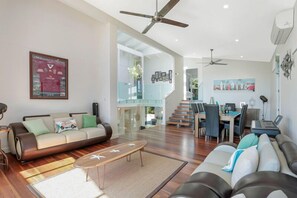 Smart TV, table tennis