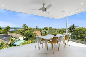 Outdoor dining - Magnificent views on Arkana in Noosa Heads (Noosa Heads)