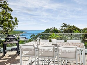 Outdoor dining - Luxury on the Hill in Noosa Heads (Noosa)