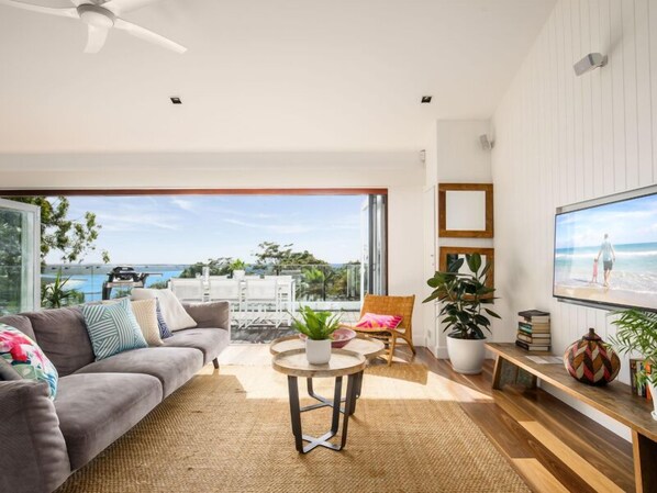 Smart TV - Luxury on the Hill in Noosa Heads (Noosa)