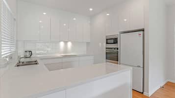 冷蔵庫、電子レンジ、オーブン、コンロ