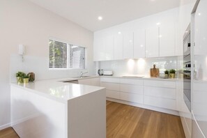 Fridge, microwave, oven, stovetop - Location, location, Sunshine Beach (Sunshine Beach)