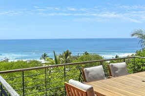 Outdoor dining - Villa with Panoramic Ocean Views (Sunshine Beach)