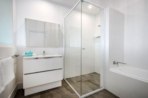 Bathtub, hair dryer, towels - A Mediterranean Getaway, Sunshine Beach (Sunshine Beach)