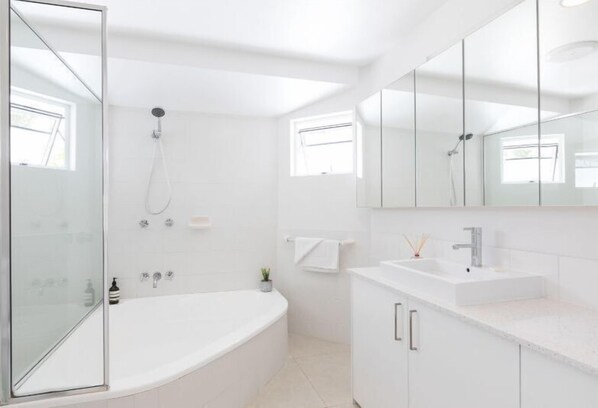 Bathtub, towels