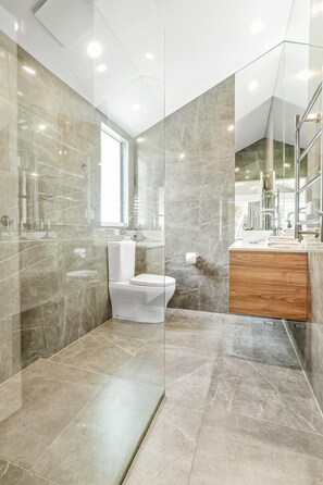 Douche, sèche-cheveux, serviettes fournies