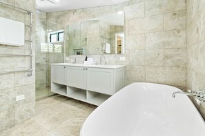 Shower, hair dryer, towels - Peaceful & Stylish Retreat, Noosa Heads (Noosa Heads)