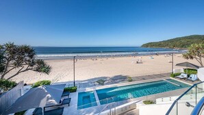 Ein Pool mit Blick auf Strand und Meer.