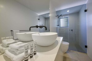 Dusche, Haartrockner, Handtücher