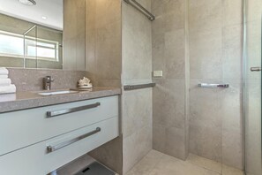 Dusche, Haartrockner, Handtücher