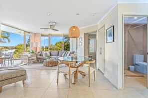 Smart TV, DVD player - Serenity on Hastings Street, Noosa Heads (Noosa Heads)