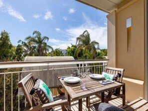 Outdoor dining - Modern & quiet on Hastings Street (Noosa Heads)