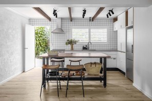 Réfrigérateur, four à micro-ondes, un four, surface de cuisson