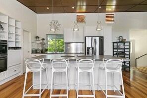 Refrigerador, horno, lavavajillas y tostadora 