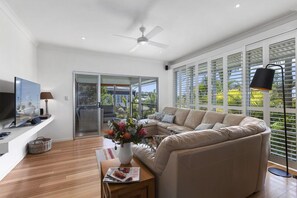 Télévision, lecteur de DVD, chaîne hi-fi