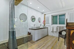 Dusche, Haartrockner, Handtücher