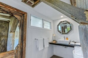 Douche, sèche-cheveux, serviettes fournies