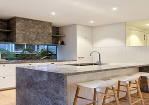 Fridge, microwave, oven, stovetop - Luxury rainforest retreat in Little Cove (Noosa Heads)