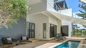 A modern outdoor pool area with a built-in seating arrangement and a clear view of the sky. - Retreat to tranquillity, Noosa Heads (Noosa Heads)