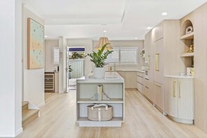 Interior - Cosy on Noosa Parade, Noosa Heads (Noosa Heads)